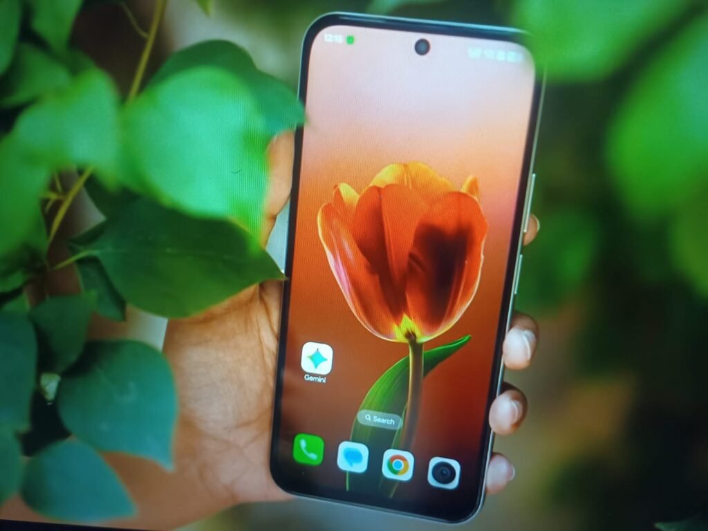 front view  of realme mobile latest .Realme P4R 5G का फ्रंट व्यू जिसमें 120Hz AMOLED बेज़ल-लेस डिस्प्ले और सेंटर पंच-होल सेल्फी कैमरा स्पष्ट रूप से दिख रहा है।